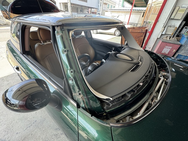 フロントガラス交換　MINI クーパＳ　DBA-XM20 (4).jpeg